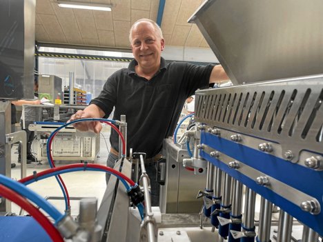 ”Vi lavet en maskine, der kan lave 220 pizzaer med foldet kant i minuttet, eller en anden maskine, der kan lave nøjagtigt 833 foldede og fyldte spandauere på et minut”, fortæller Lars Jensen. Foto: Jesper Bøss
