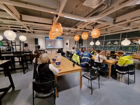 Der bliver hygget i Ikeas cafeteria, og senere bliver de 31 strandede gæster og medarbejdere indkvarteret i nogle af varehusets showrooms for natten.