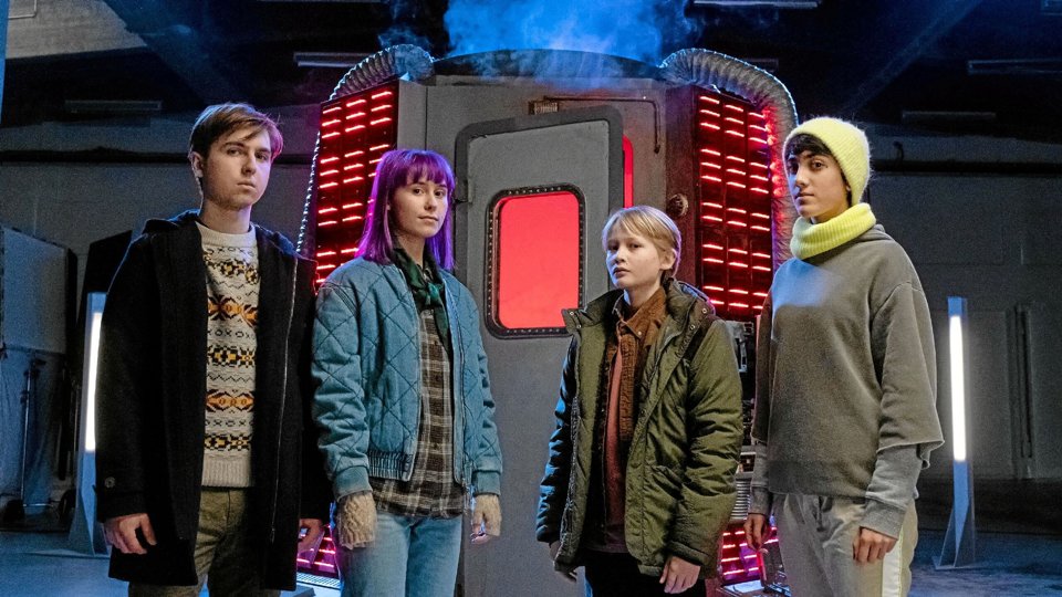 De fire hovedroller, Johannes (Oscar Dietz, tv.), Mie (Alice Finn Caspersen), Elias (Bertil Karlshøj Smith) og Noor (Shireen Rasool), foran teleportations-aggregatet. Foto: Christian Geisnæs/TV 2 <i>Christian Geisnæs/TV 2</i>