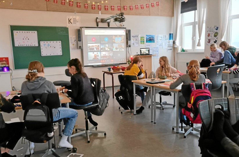 Resten af klassen kunne følge deres fem kammerater, der dystede med de andre hold om at blive kommunens klogeste. Foto: Camilla Gade