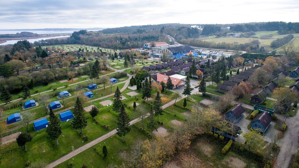 Jesperhus Feriepark ligger naturskønt i Legind Bjerge. Resortet er den helt store turistmagnet på Mors med op mod en kvart million gæster årligt. Foto: Bo Lehm