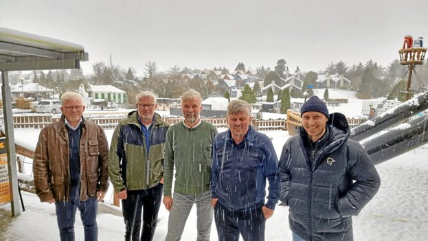 Salget af Jesperhus til First Camp er netop offentliggjort. Fra venstre er det Jesper, Karsten, Ole og Peter Overgaard. Til højre er det COO Ola Enquist fra First Camp. Privatfoto