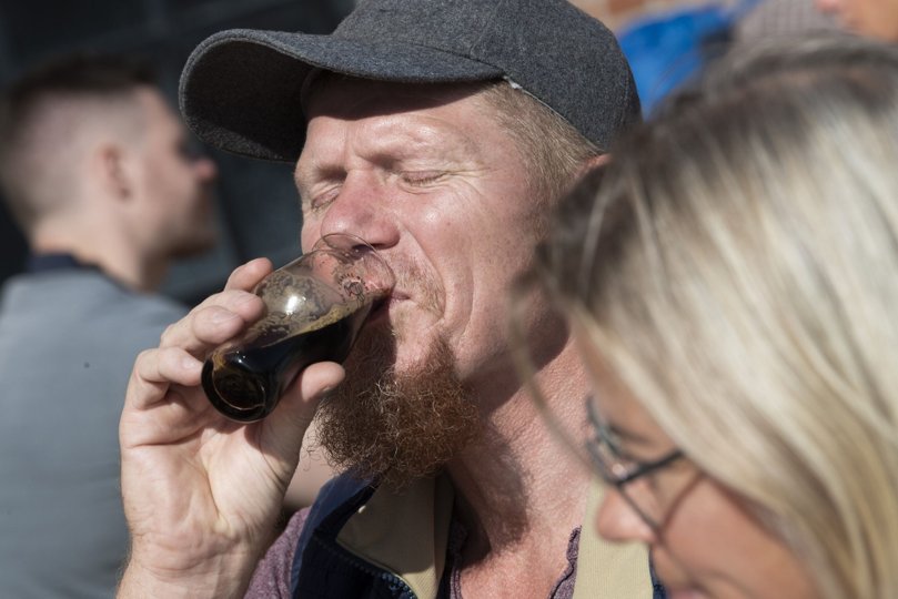 Jens Kristian Skriver smager på en øl ved navn Elskerinden fra bryggeriet Syndikatet. <i>Foto: Henrik Bo</i>