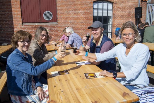 Mona Sloth, Pia Skriver, Jens Kristian Skriver og Hanne Kjær skåler i øl fra bryggeriet Syndikatet. <i>Foto: Henrik Bo</i>