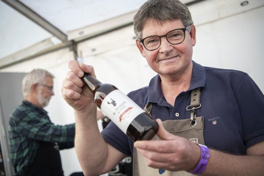 Jens Grøn, indehaver af Nr. Nissum Håndbryg, præsenterer et af det lille bryggeris produkter. <i>Foto: Henrik Bo</i>