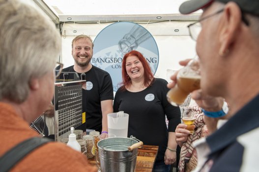 Allan Jensen og Jannie Kristensen er indehavere af Bangsbo Brewing Company fra Frederikshavn - der her har skænket smagsprøver til et selskab fra deres nærområde, Sindal. <i>Foto: Henrik Bo</i>