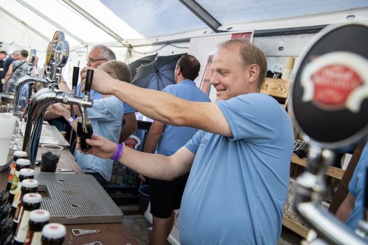 Martin Gade skænker øl på Thisted Bryghus' stand. <i>Foto: Henrik Bo</i>