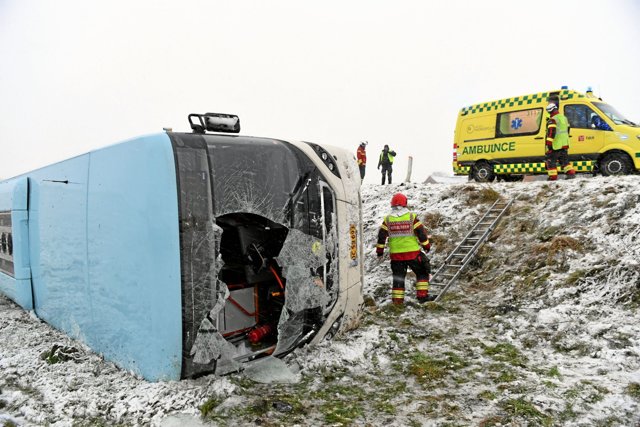 Bussen væltede om på siden. Chauffør og passagerer kom ud gennem den knuste forrude. Foto: Jan Pedersen