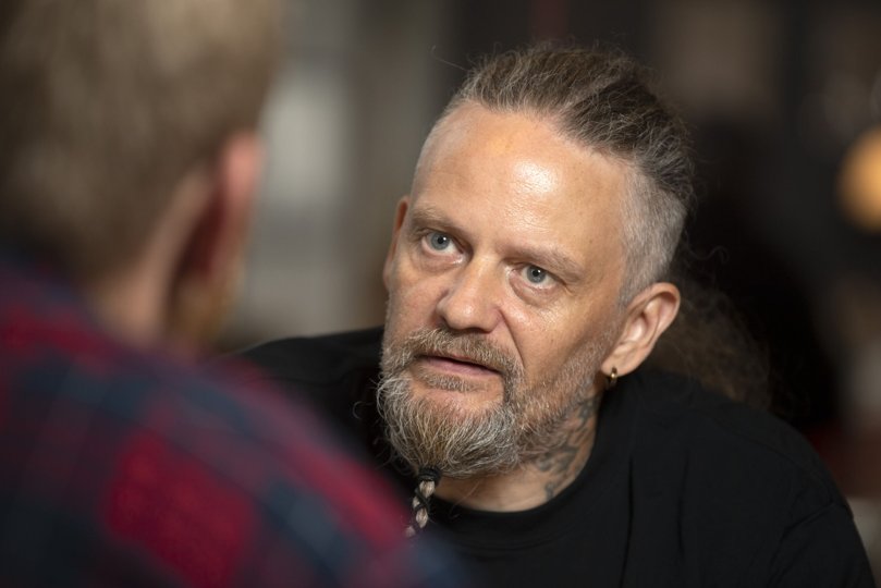 Dennis Tinus Pedersen, der er tidligere narkoman, arbejder i dag som frivillig på Café Parasollen. Foto: Henrik Louis <i>Foto:Henrik Simonsen</i>