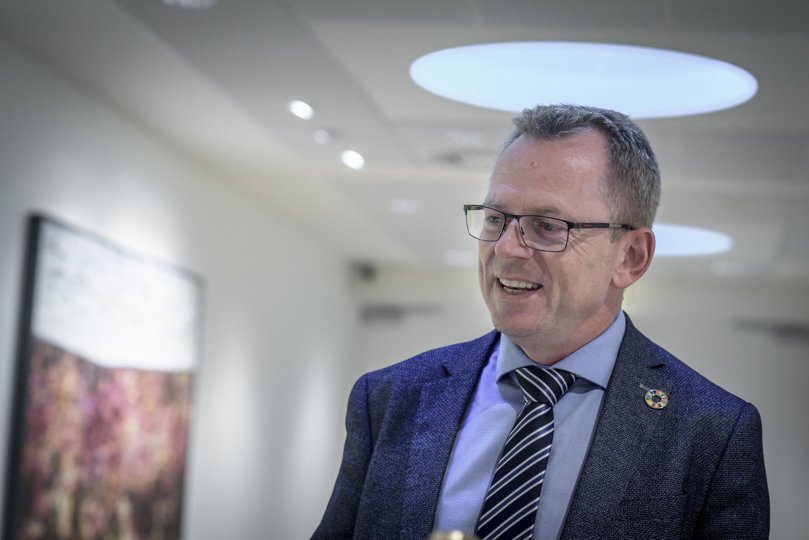 Skolerådmand Jan Nymark Thaysen (V) ser frem til et gevaldigt løft af Aalborg Kommunes skoler. Pengene skal blandt andet bruges til to lærere i klasselokalet i de yngste klasser. Foto: Martin Damgård