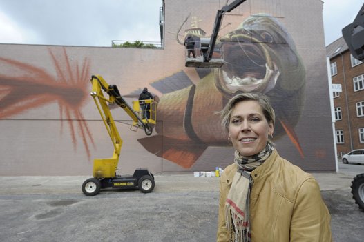 Lene Kirk ejer Kirk Gallery, og kunst har været hendes store passion så længe, hun kan huske. Her står hun foran Wes21 & Onurs værk "Big Catch" i Dannebrogsgade. PR-foto