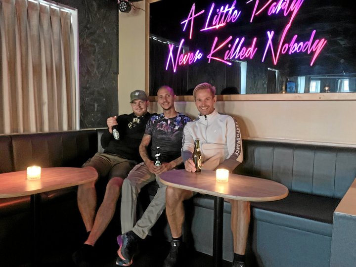 Thomas Hvid glæder sig til at byde på en kold øl på Buddy Holly sammen med Kasper Lundholm og Alex Asmussen. Privatfoto