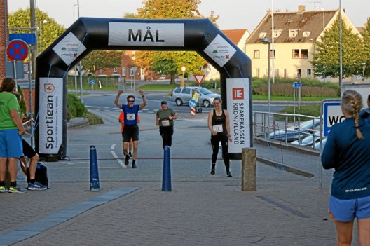 Start- og målområdet var i år flyttet til P-pladsen ved Alexanders Blomster, men næste år håber arrangørerne at være tilbage i Hadsund centrum. Foto: Claus Hallingdal Bloch, Mariager Fjord OK.