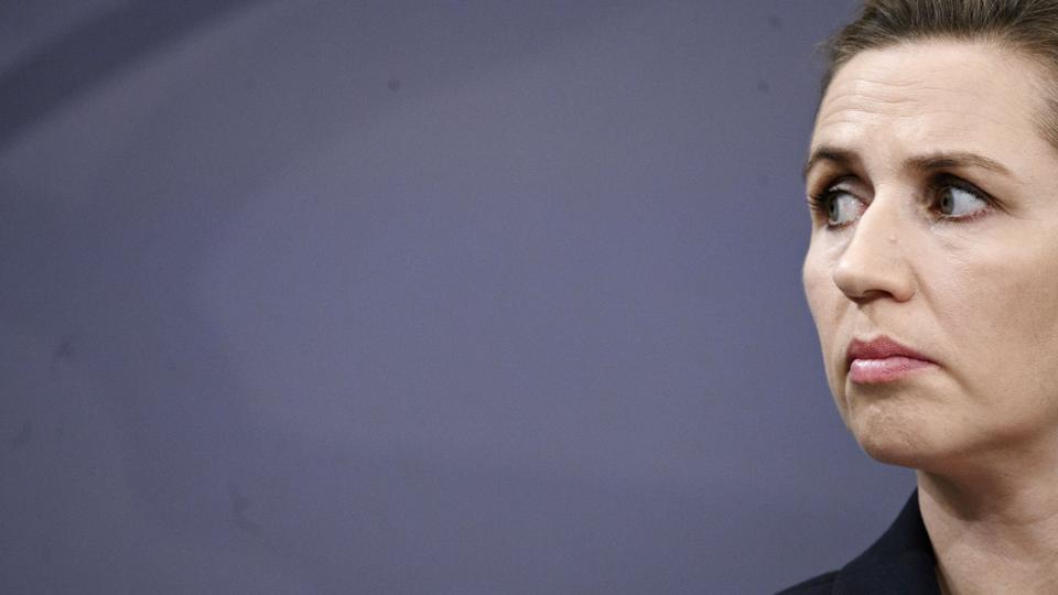 Mette Frederiksen har fastholdt, at ansvaret for minksagen lå hos Fødevareministeriet og daværende fødevareminister Mogens Jensen (S), da mink var deres fagområde. <i>Philip Davali/Ritzau Scanpix</i>