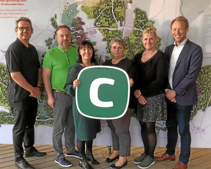 To nuværende byrådsmedlemmer, Lene Aalestrup og Jeanette Sagan, omgivet af fire af de øvrige, konservative topkandidater til det forestående kommunalvalg i Rebild: Kim Hornbech, Nicolai Niemann, Birgitte Wilsted Simonsen og Mikkel Højsleth. Privatfoto