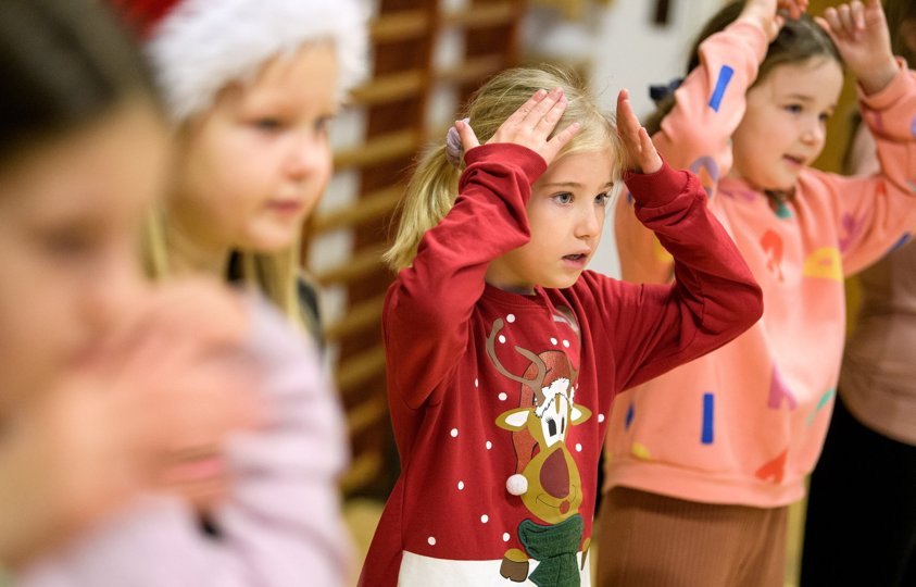 Hver tirsdag morgen sætter Thy Sangskole gang i sangglæden hos elever i 2. klasse på Tingstrup Skole. På billedet til højre Ida Hellegaard Faldov og Alma Josephine Haagensen ?ra 2.b, der begge godt kunne tænke sig at også at gå til sang i fritiden.