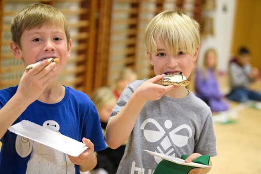 Chistian Babenschneider Bjerge og Noah Nielsen fra 2.a er glade for den ugentlige sangtime - som i denne uge også bød på kagemand i anledning af Thy Sangskoles 10 års fødselsdag. <i>Bo Lehm</i>