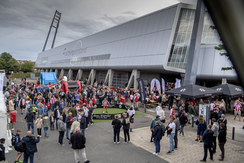 Aalborg Stadion - eller Portland Park som det hedder i øjeblikket - ligger midt i en af de bydele i Aalborg, hvor det er aller sværest at finde en parkeringsplads, og derfor er NT og Aalborg Kommune klar med et nyt initiativ. Arkivfoto: Lars Pauli <i>Foto: Lars Pauli</i>