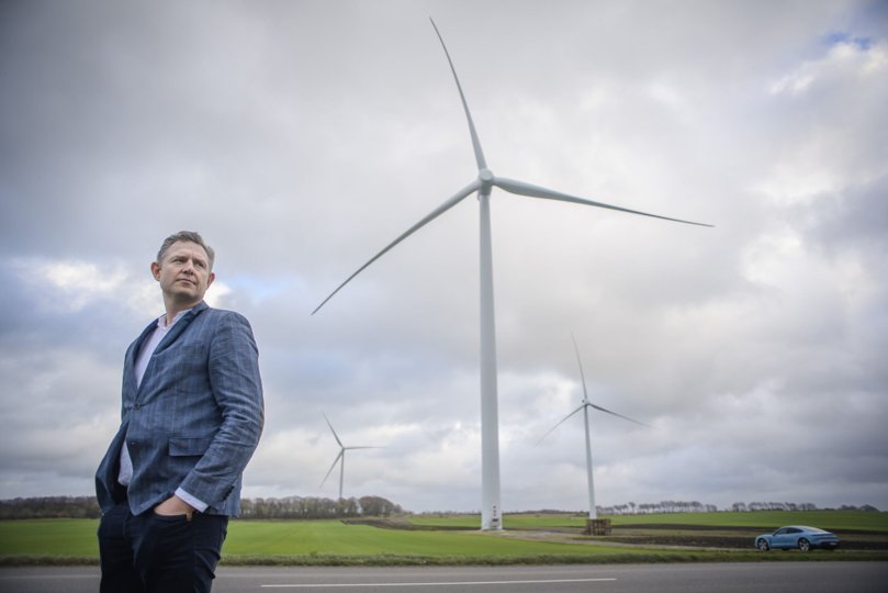Han opfører sol- og vindenergianlæg over hele Europa. Og hans bil - i baggrunden - kører naturligvis på el. Foto: Martin Damgård.