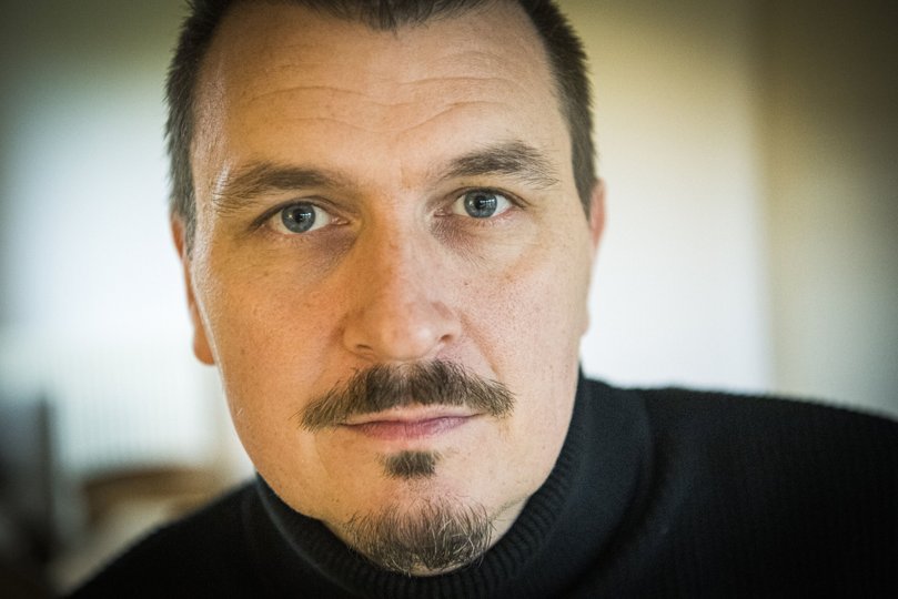 - Alkohol minder mig om alt det, jeg var lige ved at miste, siger Jonas Schou, der er i dag arbejder som sygevagt, pædagog og underviser det sted, hvor han selv var i behandling. I 2017 var han tæt på at miste livet i en trafikulykke. Foto: Kim Dahl Hansen <i>Foto: Kim Dahl Hansen</i>