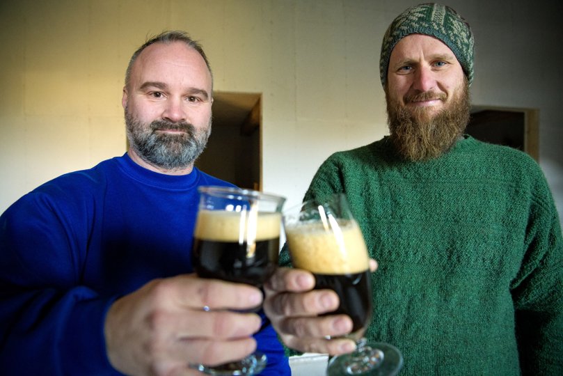 Brygmester Martin Bertelsen og Nikolaj Kirk skåler for bryggeriets fremtid. Foto: Bo Lehm <i>Bo Lehm</i>