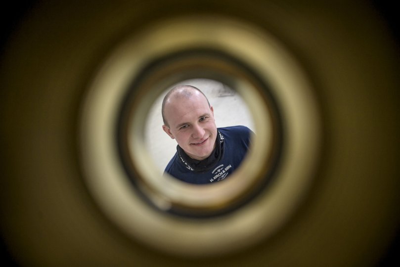 Den rette ramme: Hasse Kirch set gennem et af de rør, der er blevet hans arbejdsliv. Det var da han fandt det rigtige gevind til sin energi og talenter, at han kunne udvikle sig til den iværksætter han er i dag.