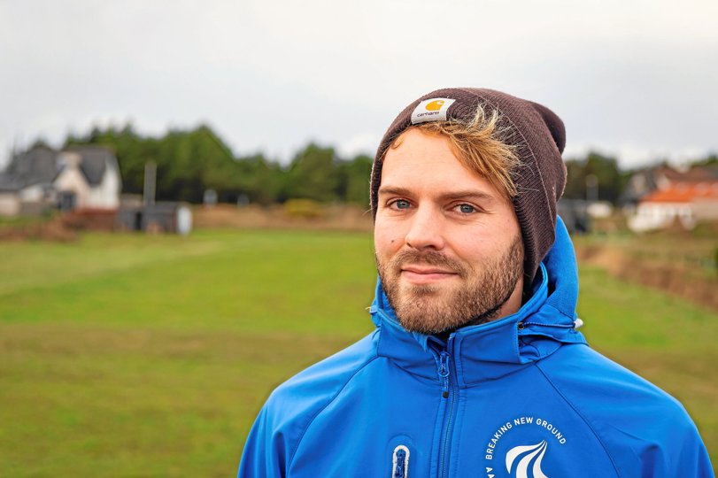 Martin Holm Jensen og hans samlever Dominique Müller er tilflyttere til Klitmøller. Det bor lige nu i en lejet feriebolig, men har øje for byggemulighederne på Ajs Mølls Vej - hvis det bliver muligt. Foto: Jens Fogh-Andersen