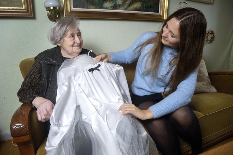 Historien om Erna Lunds faldskærmskjole har indtil videre kun været kendt blandt familie. Nu vil barnebarnet dele historien. <i>Foto: Lars Pauli</i>