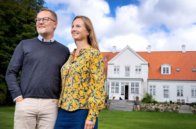 Lone og Rasmus Haugaard bor på gården Gjersholt lidt udenfor Østervrå - og ved den nærliggende Gjersholt Sø står de igen i år bag et sankthans-arrangement for lokalsamfundet. <i>Arkivfoto: Torben Hansen</i>