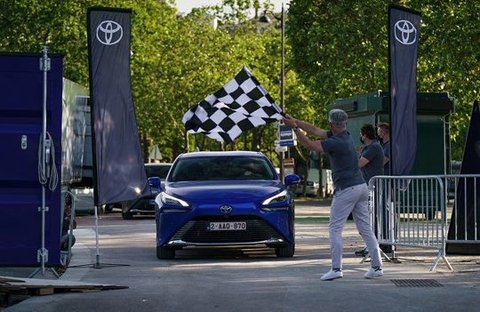 Så er brintbilen - en Toyota Mirai - nået i mål i Paris. Foto: Toyota