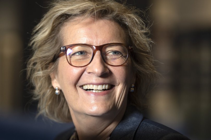 Bankdirektør i Spar Nord Annette Drivsholm har det store smil på, selv om kassen er tom. Foto: Henrik Louis