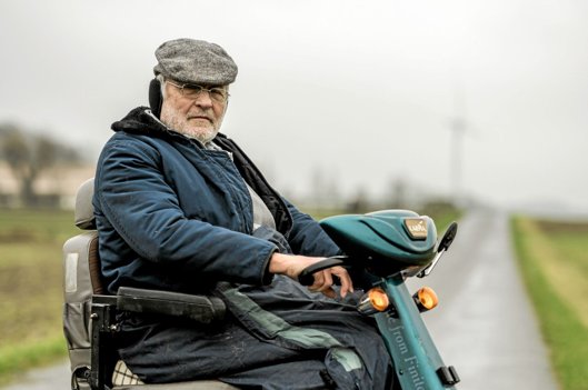 Seriens absolutte stjerne er Niels Hausgaard, der bærer samtlige scener, han er med i. Foto: Per Arnesen/TV 2 <i>Per Arnesen</i>