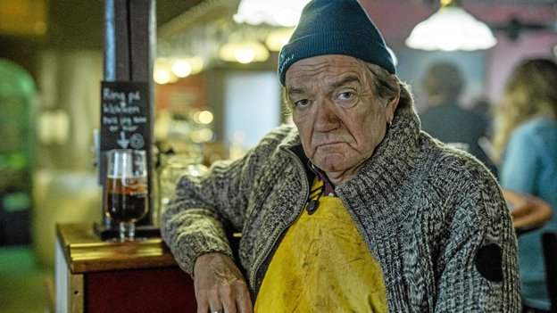 Man kan undre sig lidt over, hvad meningen med Lars Lilholts fisker-rolle egentlig er. For så sjovt er det heller ikke at høre ham spørge til rygepauser. Foto: Per Arnesen/TV 2 <i>Per Arnesen</i>