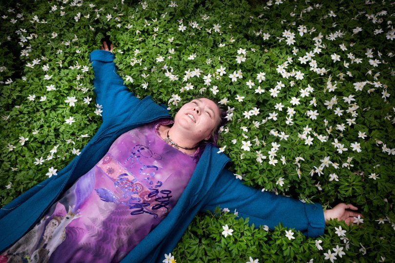 Naturen har altid været et helle for Tina Syssel Weiss, der blandt andet finder ro og energi i det grønne bag huset, der fører ned til en mose.