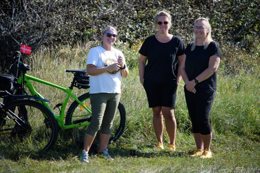 Det er godt at kende en smutvej. Rikke Paulsen, Heidi Larsen og Karina Sand Jørgensen havde taget cyklerne ud til et møde med Dronningen på skrænten højt over Hanstholm Vildtreservat. Foto: Bo Lehm <i>Bo Lehm</i>