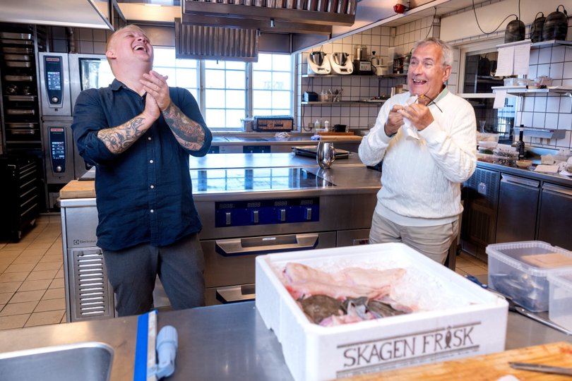 Køkkenchef Jack Cramer og navnkundige Michel Michaud hygger sig i hotellets køkken. Foto: Torben Hansen