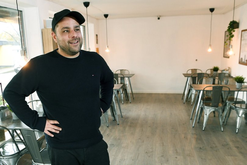 Casper Nielsen har fået nye borde og stole i Ædedolken, som også er blevet malet og har fået nyt gulv. Foto: Henrik Louis
