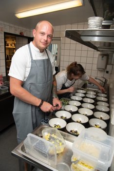 Køkkenchef på Villa Vest, Anders Johst, vandt ikke med sin jordbær- og blækspruttedessert. Foto: Bente Poder