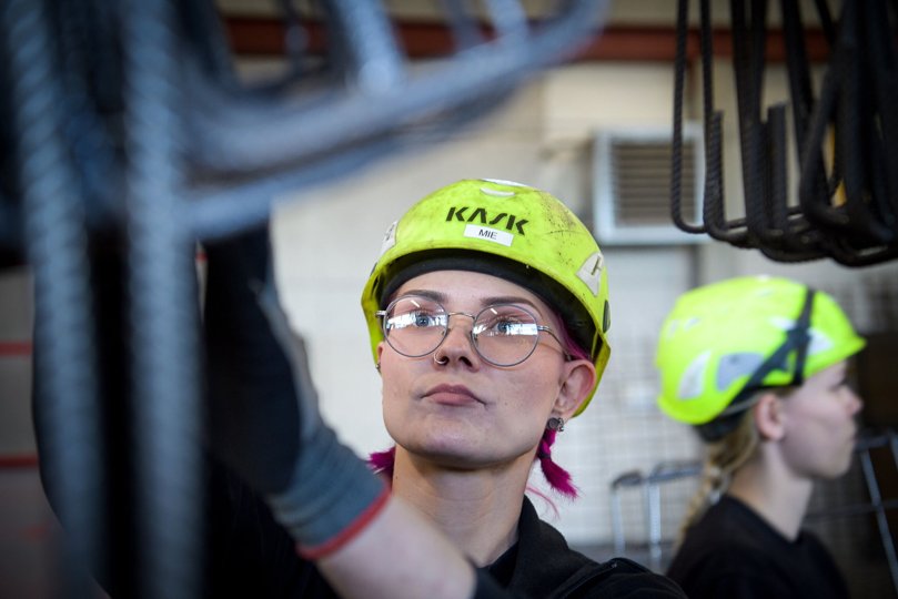 Mie Vestergaard Jensen har arbejdet hos Leth Beton i to og et halvt år. Da hun kom til var der ikke mange kvinder ansat i produktionen, men over de seneste år er antallet vokset støt. <i>Bo Lehm</i>