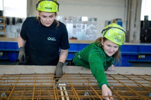Mors sætter dansk rekord: Så mange piger valfarter til erhvervsuddannelserne
