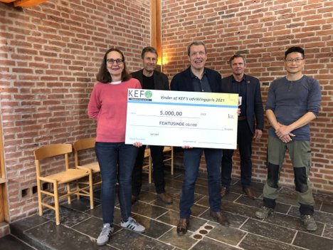 Onsdag modtog Aalborg Kommune en udviklingspris for logistiksystemet i krematoriet på Østre Kirkegård. Yderst til højre står Jerrik Bisgaard, som har udtænkt løsningen. Foto: Aalborg Kommune
