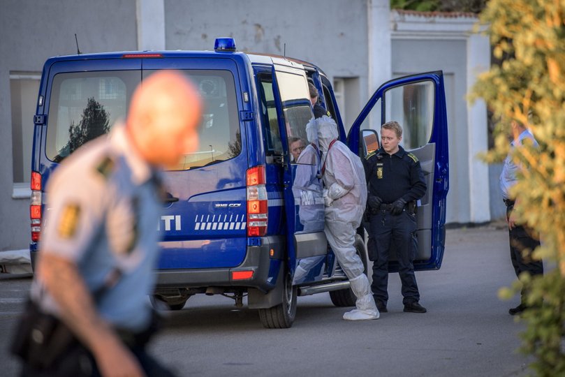Fem personer blev kørt væk af politiet iført hvide DNA-dragter. Foto: Nordjyske