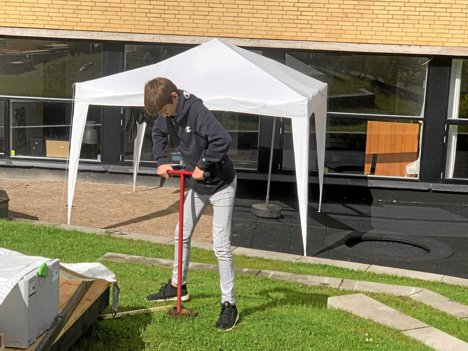 Der graves huller til pæle... Privatfoto
