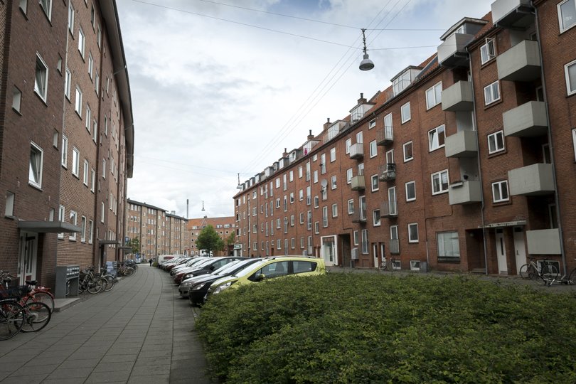 Forvaltning ser på tiltag, der skal forbedre muligheden for parkering for beboerne i to bydele i Aalborg. Mange af p-pladserne er optaget af en gruppe, der ikke bor i områderne. Arkivfoto