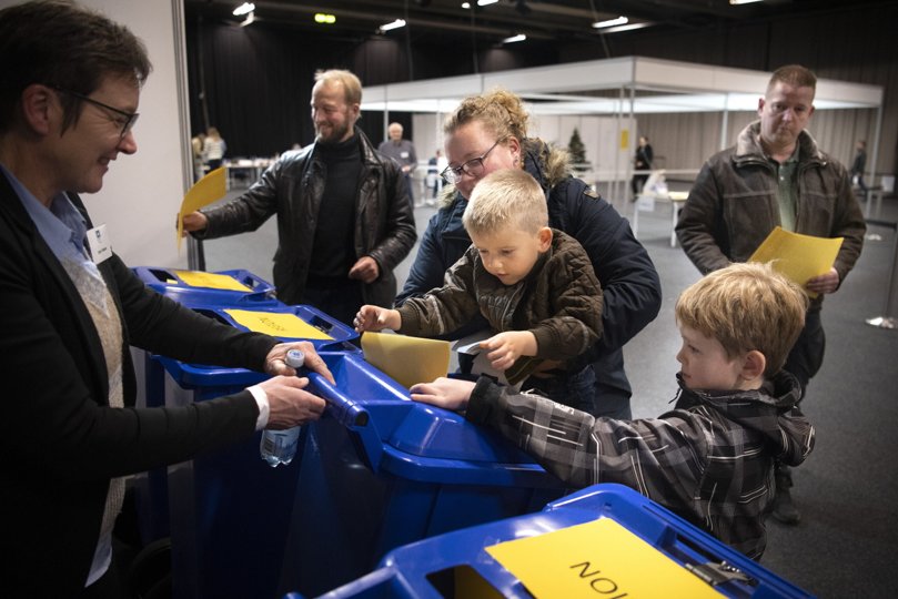 Yngre kræfter satte deres præg på byrådsvalget i Vesthimmerland. Dog sjældent så unge som disse, der med hjælp fra genvalgte Inger Nielsen (V, fik forældrenes stemmer på plads. <i>Foto: Claus Søndberg</i>