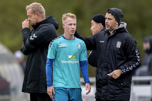 Nabil Trabelsi (th.) avancerer 1. januar fra assistent til cheftræner for Jammerbugt FC. Arkivfoto: Lars Pauli <i>Foto: Lars Pauli</i>