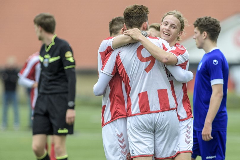 Der var glæde i AaB-lejren, da Silkeborg blev sendt hjem med et nederlag. Foto og video: Martin Damgård