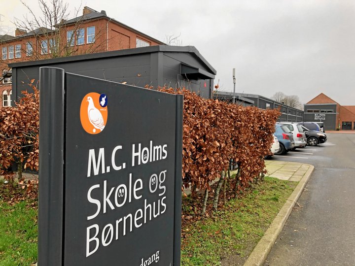 M. C. Holms skole i Nykøbing er lukket indtil torsdag i næste uge, mens børnehuset fortsat er åbent. Arkivfoto