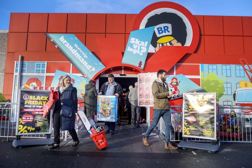 Der er sat afspærringstape op, for at sikre, at kunderne holder ensretningen i butikken. Foto: Lars Pauli <i>Foto: Lars Pauli</i>
