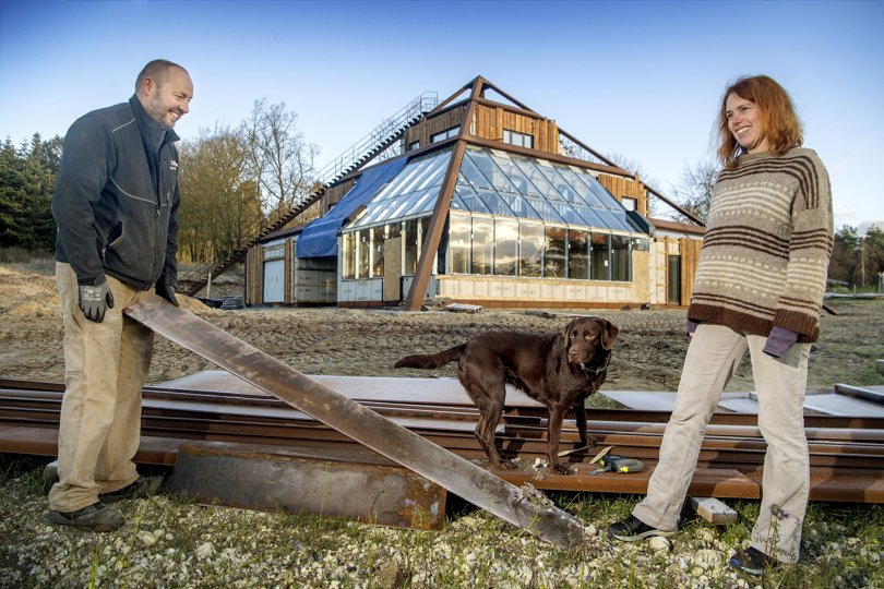 Maria og Per Fenger foran deres pyramidehus som de snart kan flytte ind i. Foto: Lars Pauli